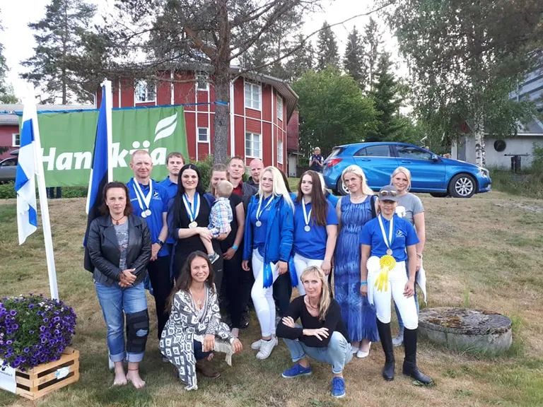 Eestlased Jämsäl. Pildil osa koondislastest ja nende abilistest.