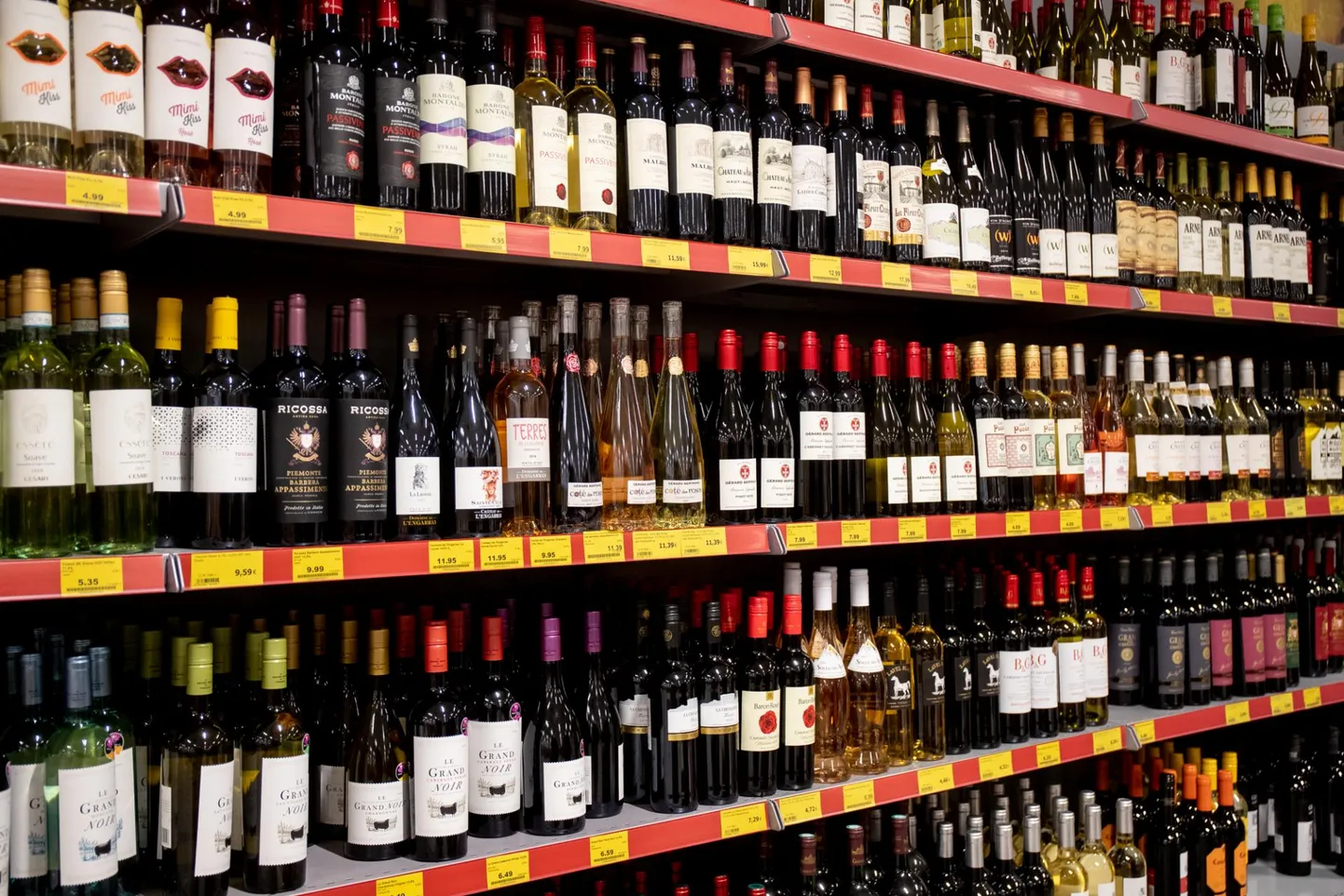 Varas võttis alkoholiriiulist meelepärast kraami. Pilt on illustratiivne.