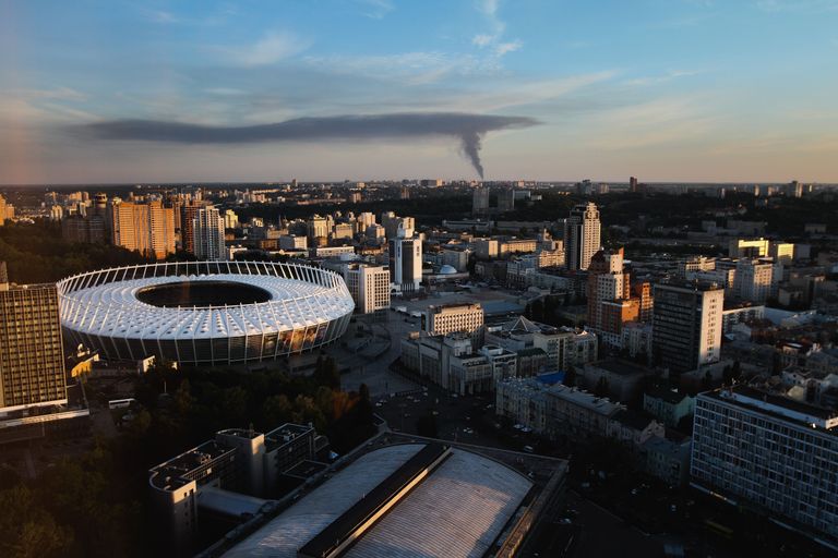 Kiievist vaadatuna paistab põlengupaiga kohal suur must suitsusammas. Foto: Scanpix