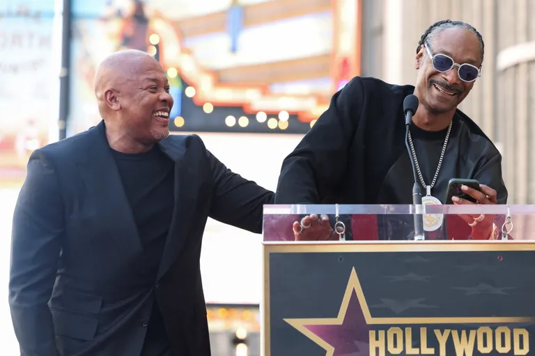 Dr. Dre un Snūps jautrojas pirms Doktoram Dre veltītās zvaigznes atklāšanas Holivudas Ķīniešu kvartāla slavas alejā.