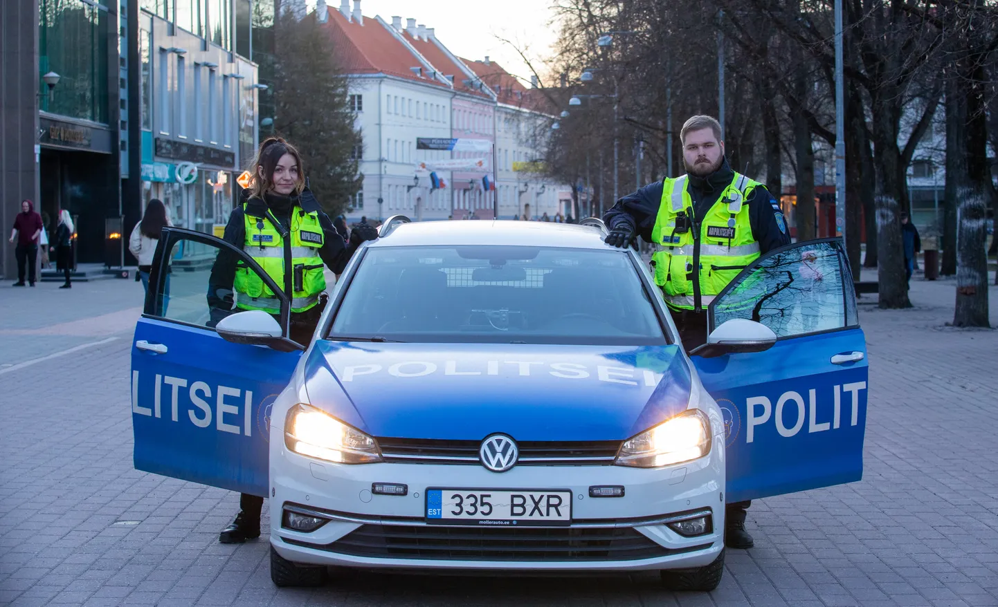 Tartu abipolitseinikud Karl-Erik Kirs ja Meelika Peetsmann alustasid läinud laupäeva õhtul kell kaheksa seitsmetunnist patrulli, mis möödus üle ootuste rahulikult. Peamised väljakutsed olid seoses purjutajatega.