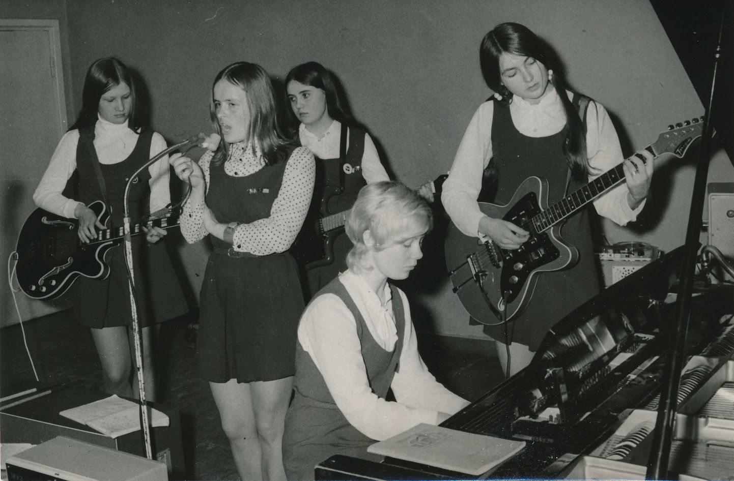 ABITURIENTIDE PIDU 1972: (Vasakult) Imbi Ader (Pundi), Monika Meier, Marju Sau (Rannisto), Mirjam Keldrima (Kleiner) ja Rita Vahruševa (Pihl).
