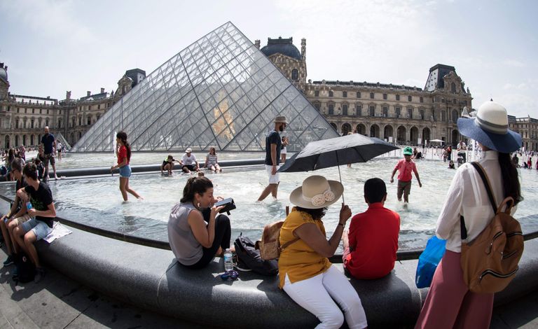 Turistid Pariisi Louvre'i muuseumi juures 2018. aasta suvel