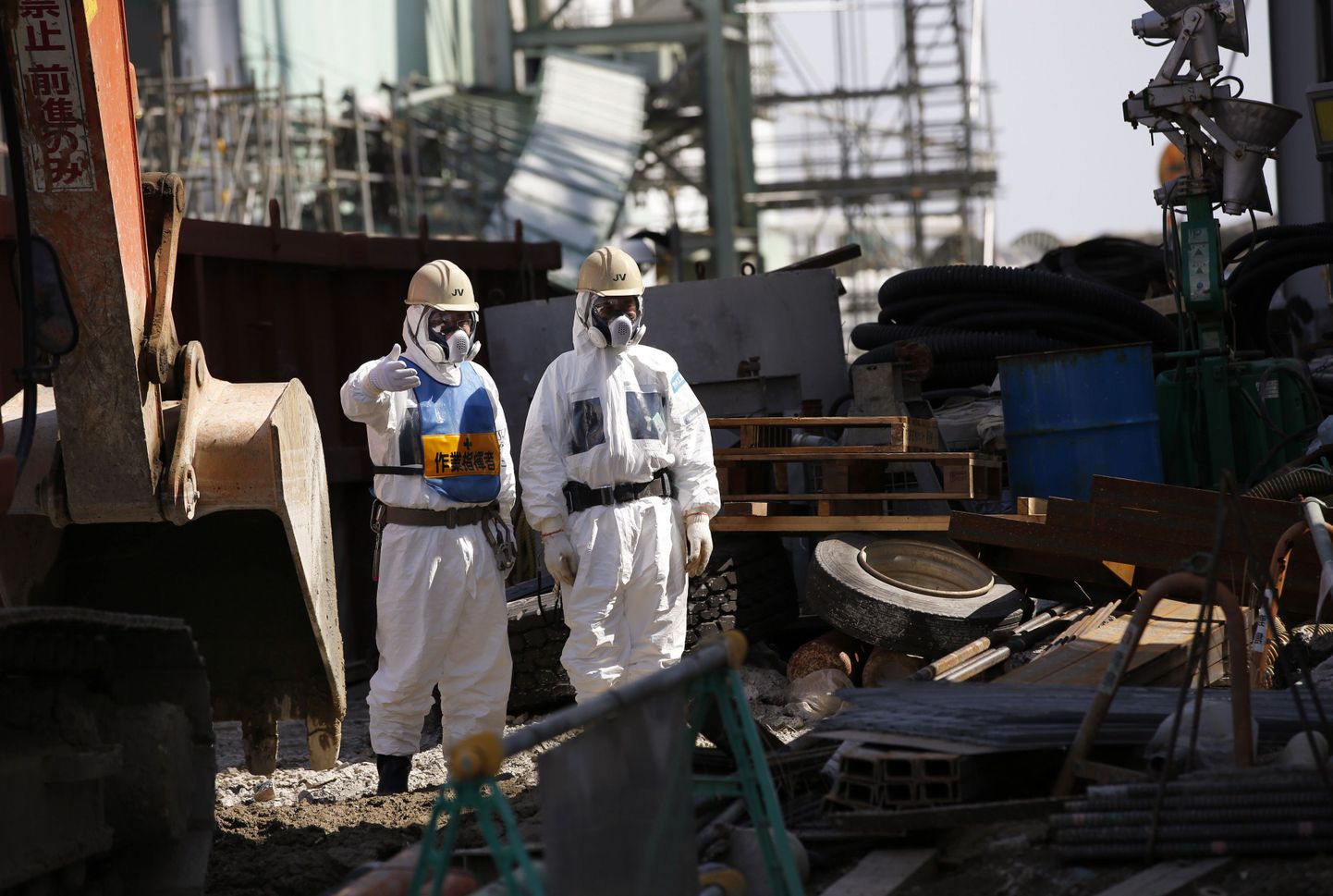 TEPCO töötajad avariilises Fukushima tuumajaamas.