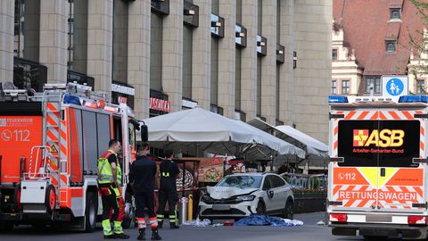 Automašīna Leipcigas centrā ietriekusies cilvēkos, divi cilvēki gājuši bojā