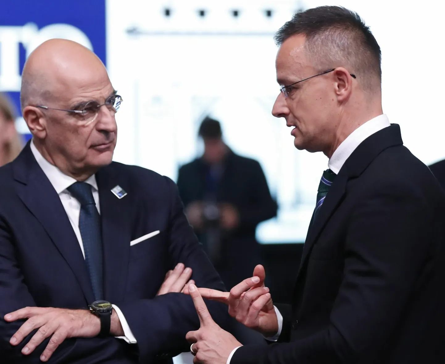 Poola välisminister Zbigniew Rau (vasakul) ja tema Ungari kolleeg Péter Szijjártó kaks nädalat tagasi Bukarestis peetud NATO kohtumisel. Kui pikka aega pandi Varssavi ja ­Budapest n-ö ühe laulu sisse, siis Ukraina aitamisel on esimene eestvedaja ja teine pidev takistaja.