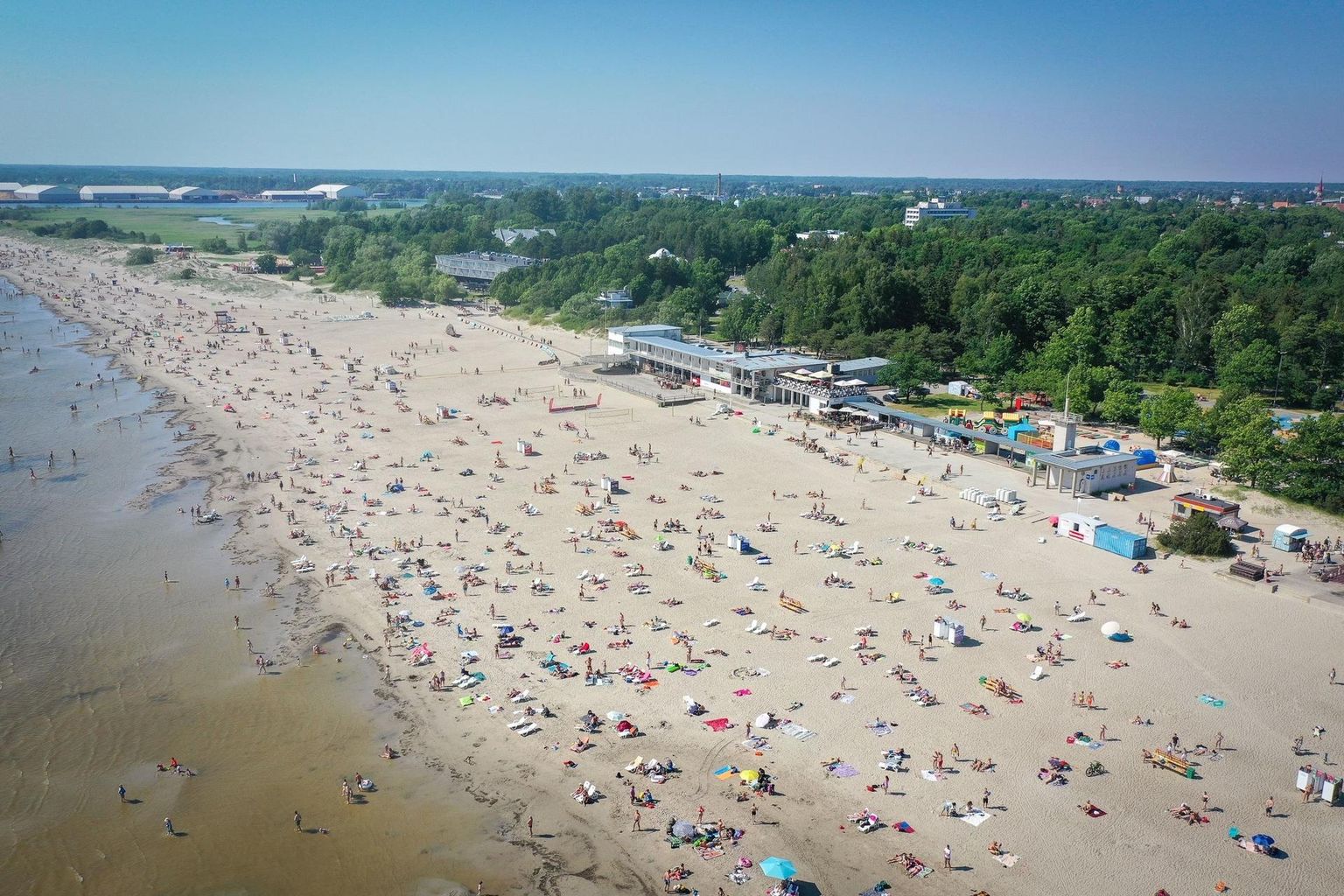 Rahvamassid pühapäeval Pärnu rannas. Täna võib sündida uus kuumarekord.