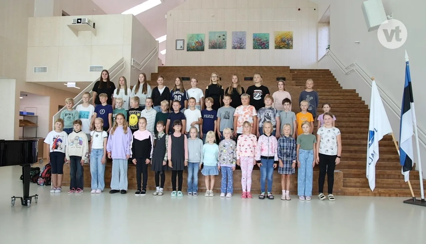 Haljala kooli laululapsed laulsid maestro sünnipäeva puhul pala "Koolitee".