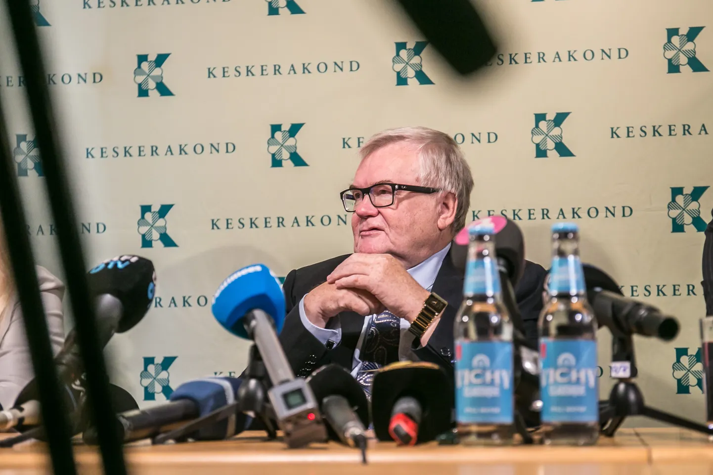 Edgar Savisaare pressikonverents.  Kohal olid ka tema toetajatest riigikogu liikmed Oudekki Loone ja Peeter Ernits.