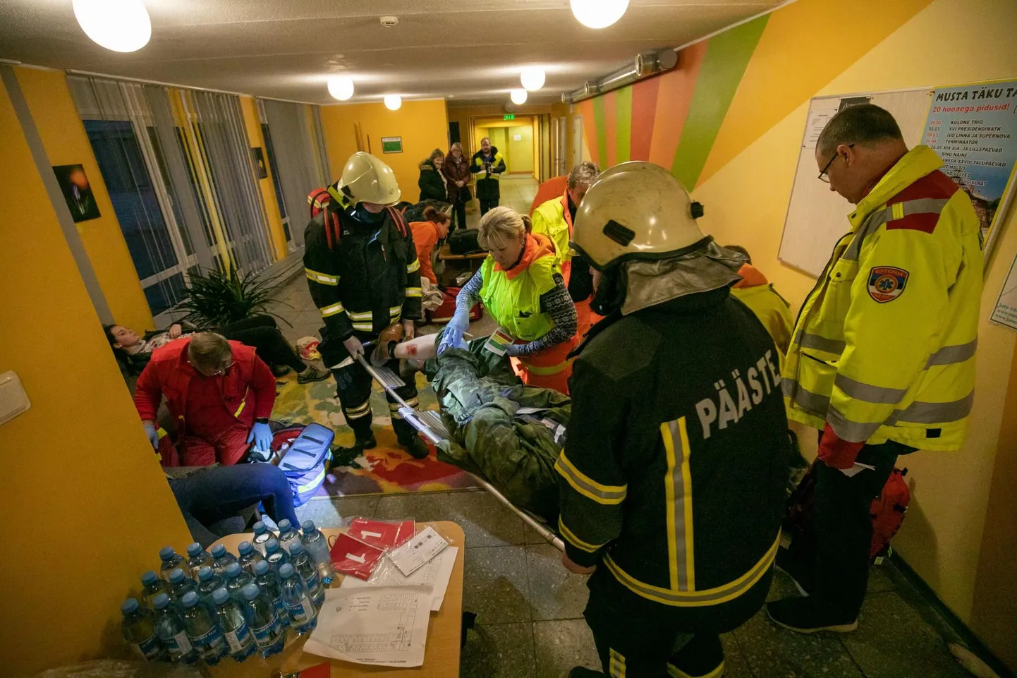 Külalistemaja fuajees loodi kiiresti kogunemispunkt, kus kannatanud vastavalt vigastuse raskusastmele abi said. Massitulistamise puhul tuleb kaasata pääste- ja politseitöötajaid, sest kiirabitöötajatest võib lihtsalt väheks jääda.