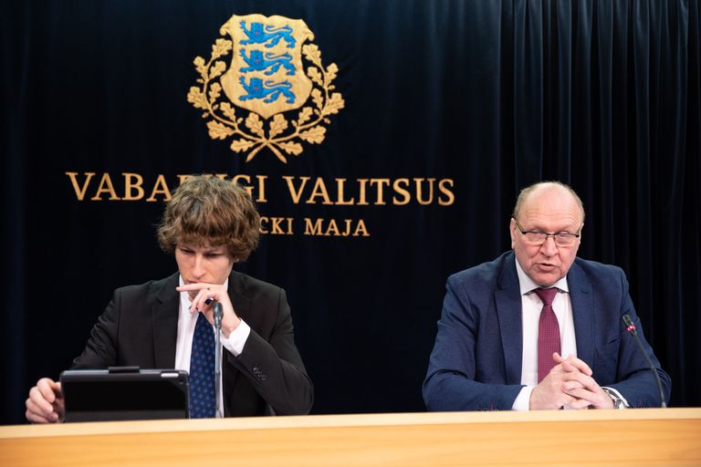 Август 2020 года, пресс-конференция правительства. Танель Кийк и представитель EKRE Март Хельме.