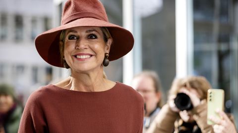 Karaliene Maksima izsmalcinātā rūsas toņa elegancē