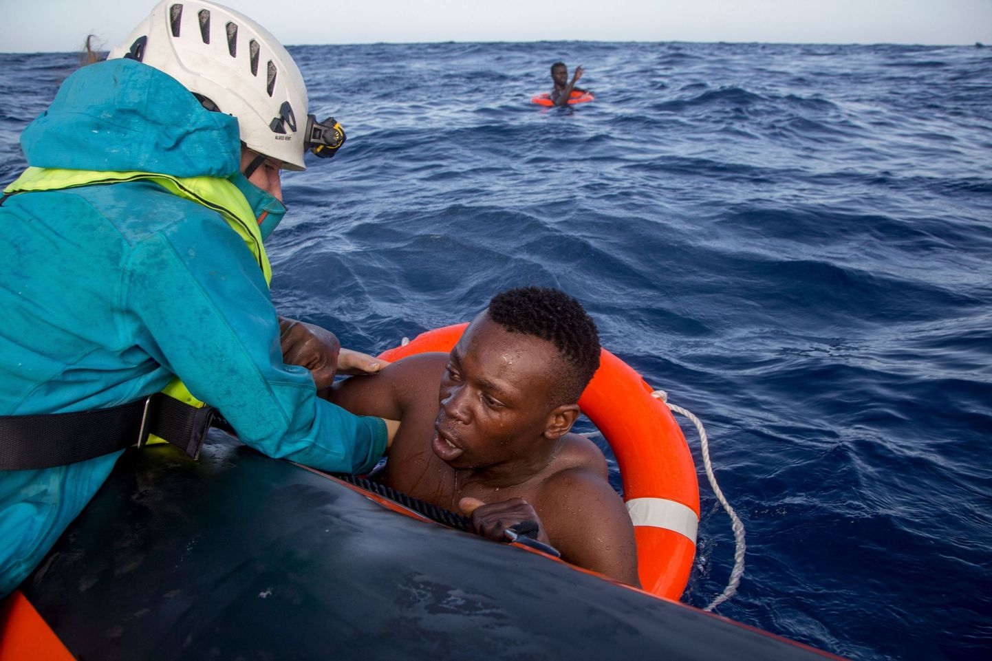 Pildil abistavad aktivistid Vahemerel Liibüast teele asunud hättasattunuid.