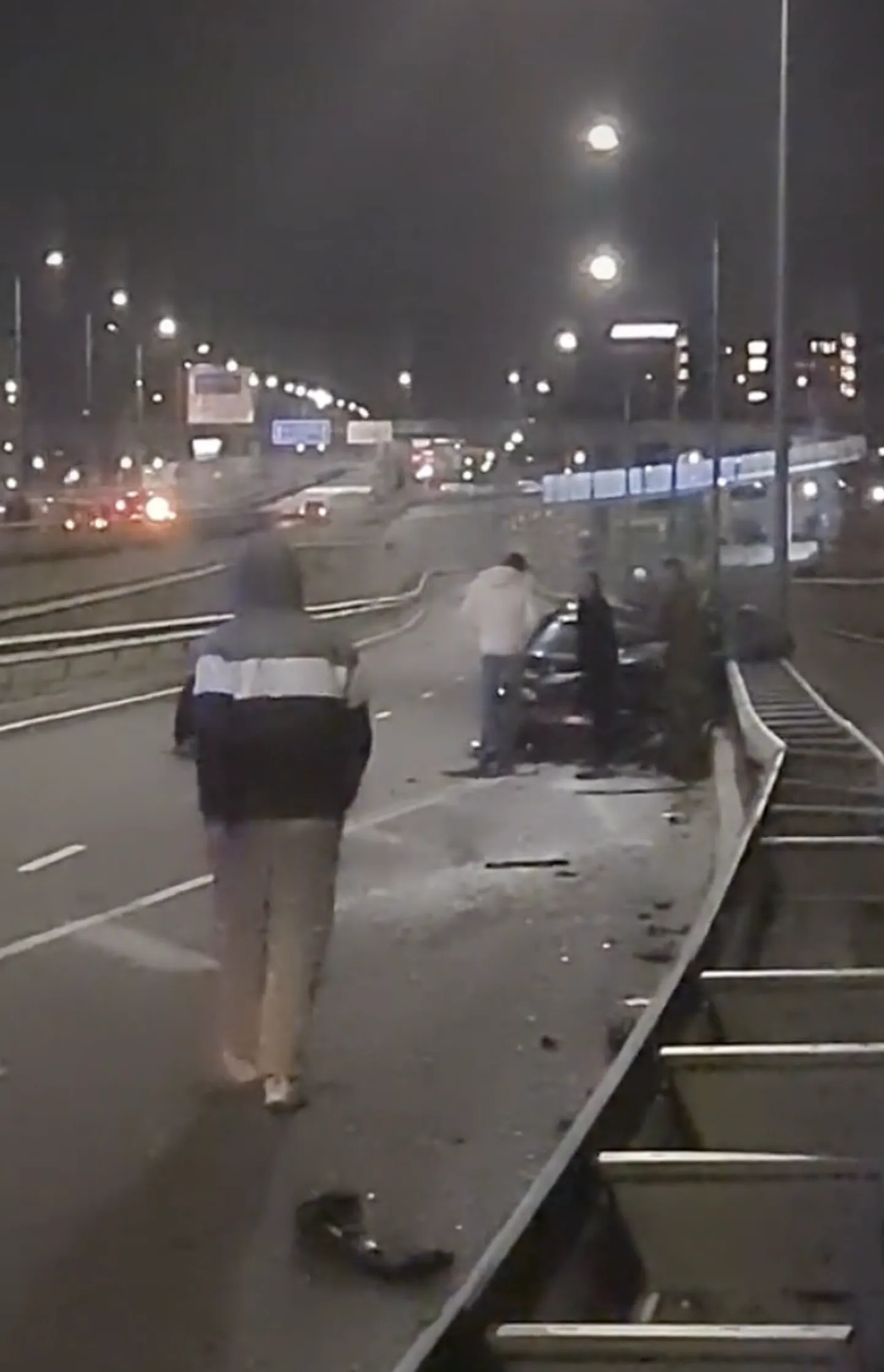 Naktī Dienvidu tilta konstrukcijās ietriekusies automašīna.