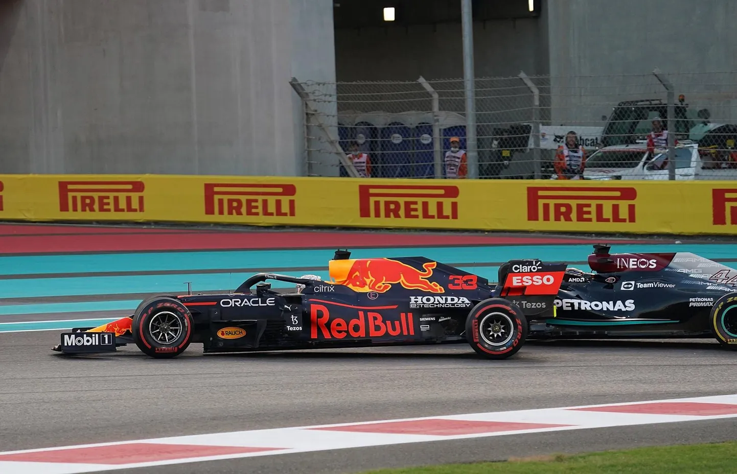 Max Verstappen (vasakul) ja Lewis Hamilton peavad viimasel ringil tulist võitlust MM-tiitli nimel.