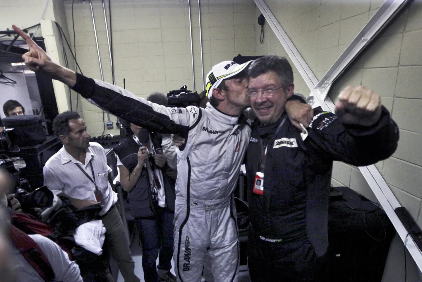 Jenson Button (vasakul) musitab Ross Brawni.