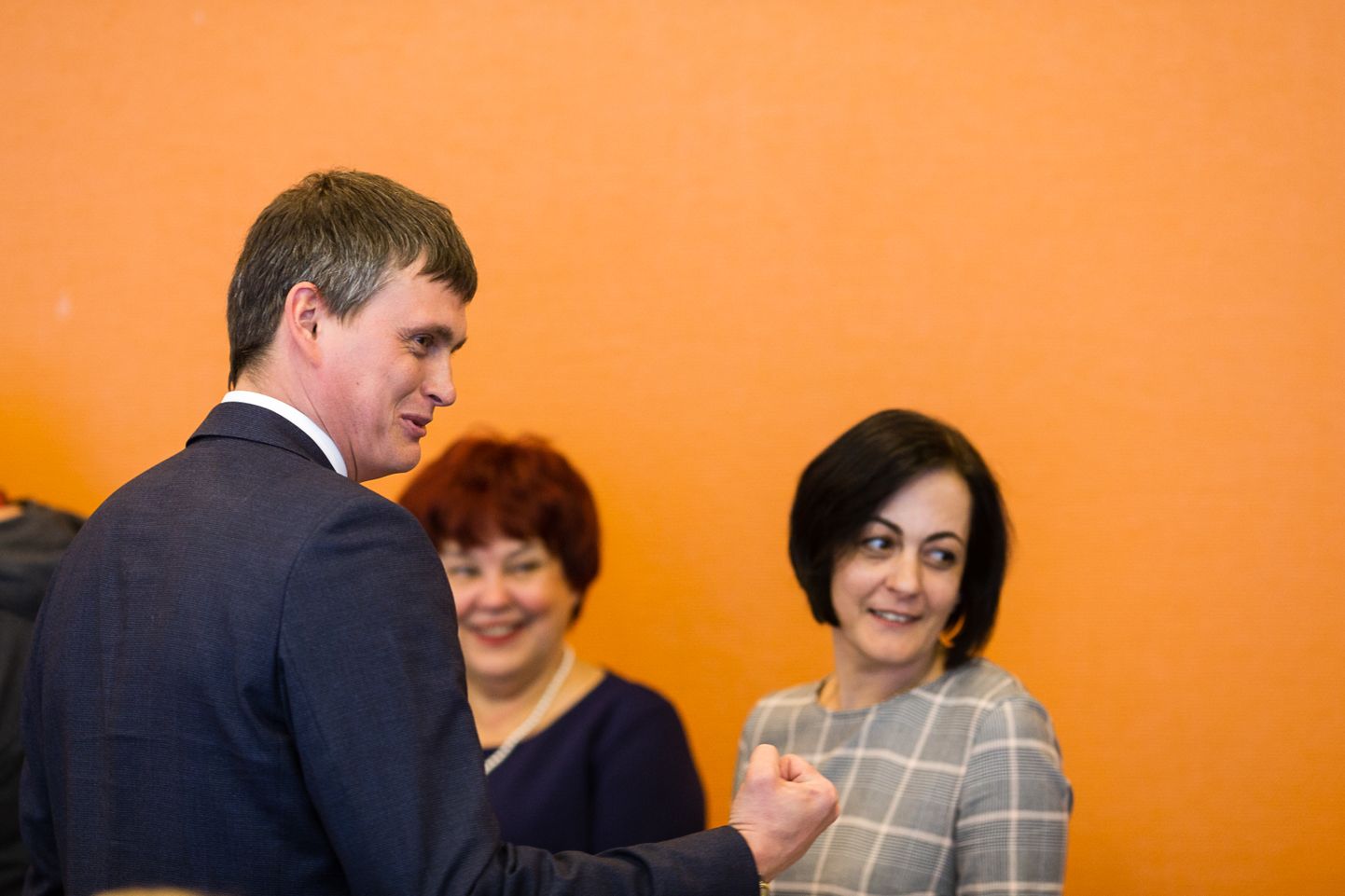 Narva linnapea Aleksei Jevgrafovi ja volikogu esimehe Irina Janovitši (paremal) palk kerkis volikogu heakskiidul kõvasti.