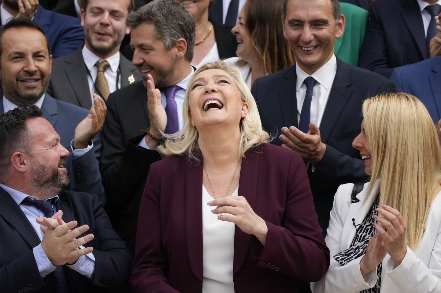 Marine Le Pen (esiplaanil).