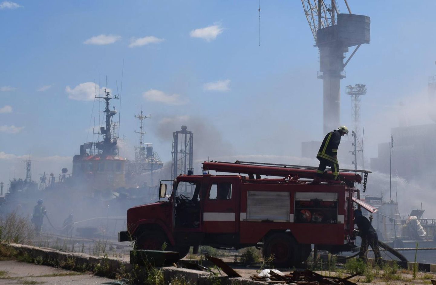 Tuletõrjujad kustutamas tulekahju raketilöögi saanud Odessa sadamas.