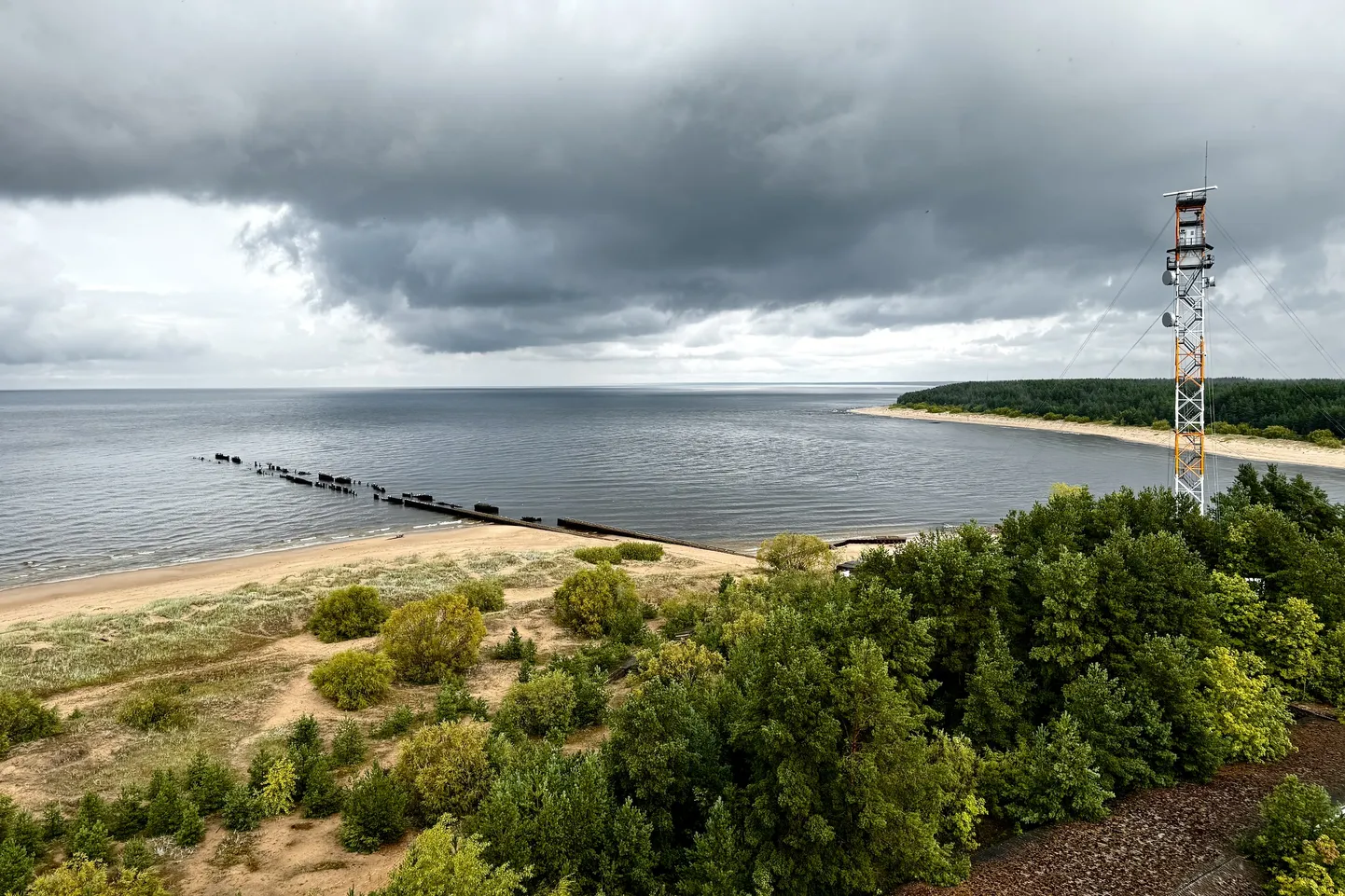 Narva jõe suudmes paiknev lagunenud muul ei kaitse jõesuuet mudastumise ja mereranda laialiuhtumise eest.