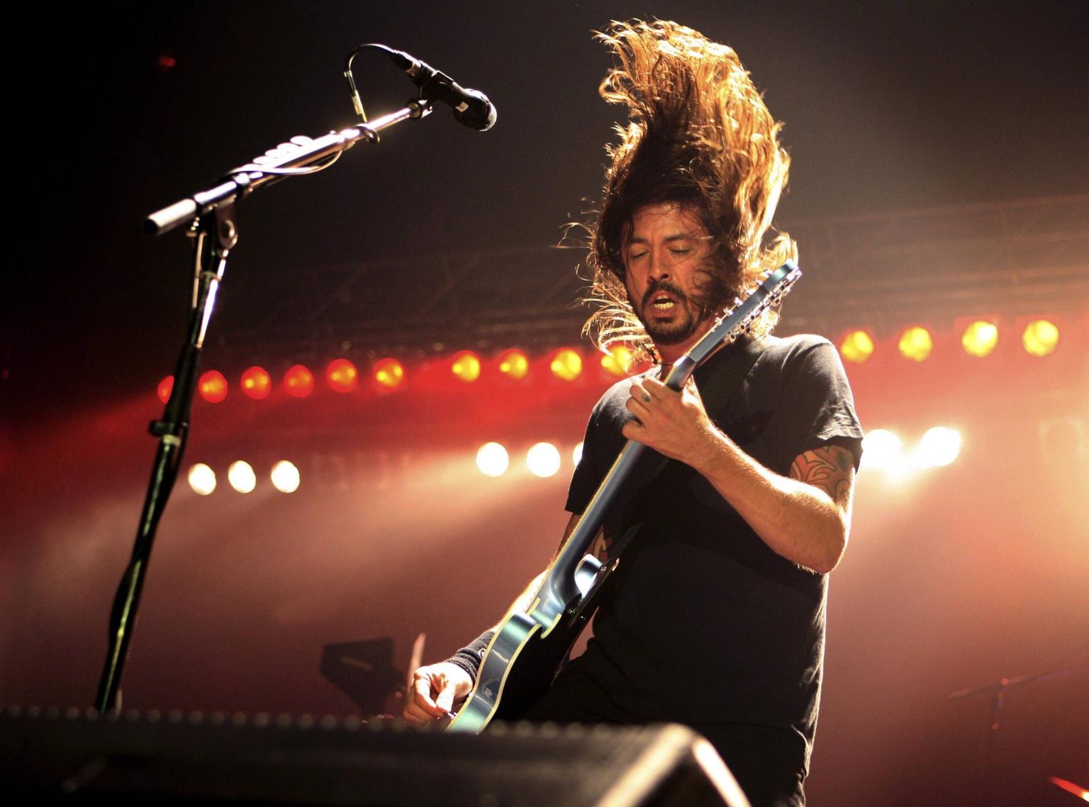Dave Grohl esinemas koos ansambliga Foo Fighters 2007. aastal.