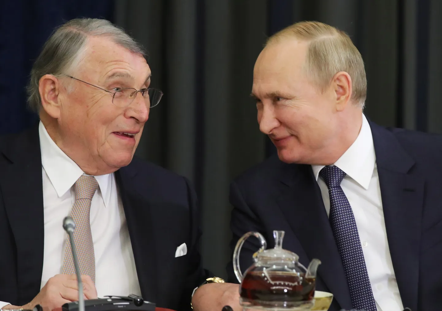 Knorr-Bremse AG nõukogu esimees Klaus Mangold  ja Venemaa president Vladimir Putin 2019.aastal Sotšis Saksamaa äriringkondade esindajatega kohtumisel.