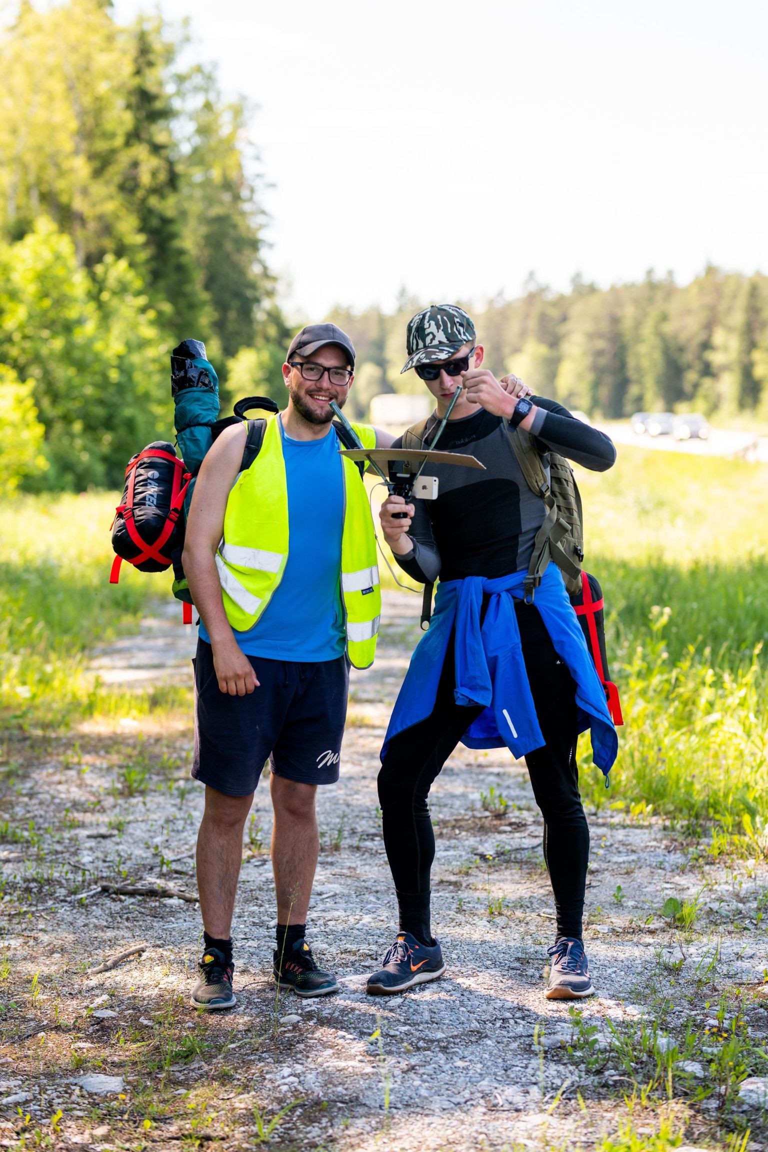 Ahjalt pärit noormehed Sander Kamenik (vasakul) ja Ranno Tamm kõndisid 55 tunniga Tartust Tallinna, tehes rännakust seejuures otseülekannet. Selle kaudu kogusid nad ka raha heategevuseks.