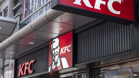 Парень ночует в палатке, ожидая открытия первого ресторана KFC в Финляндии
