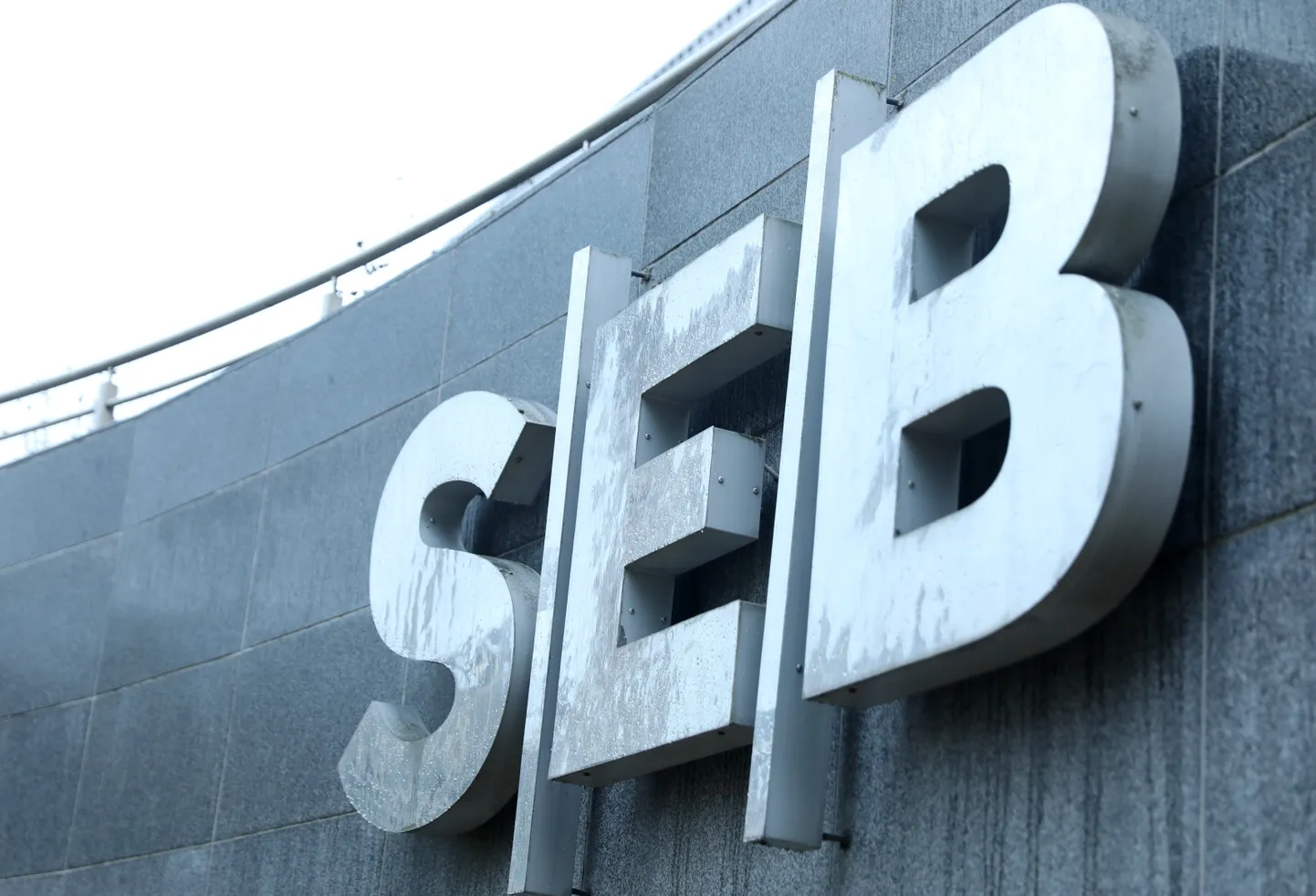 Вывеска на здании банка SEB.