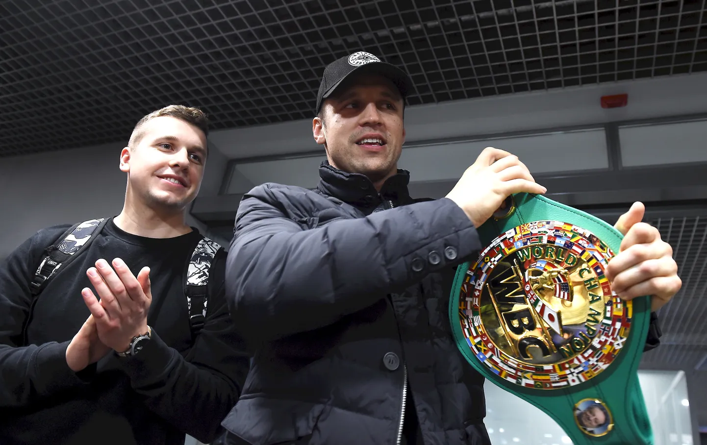 Mairis Briedis (no labās) un boksera pārstāvis Raimonds Zeps