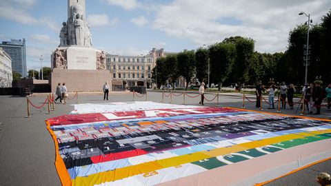 V Rigi razstavili največji košarkarski dres na svetu pri Spomeniku svobode