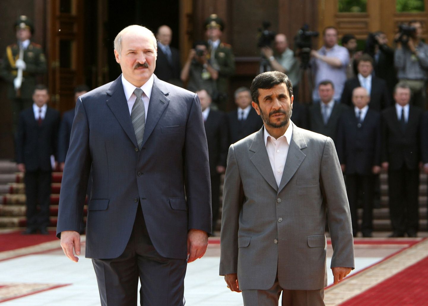 Valgevene ja Iraani presidendid Aleksandr Lukašenka (vasakul) ja Mahmoud Ahmadinejad 2007. aastal Minskis.