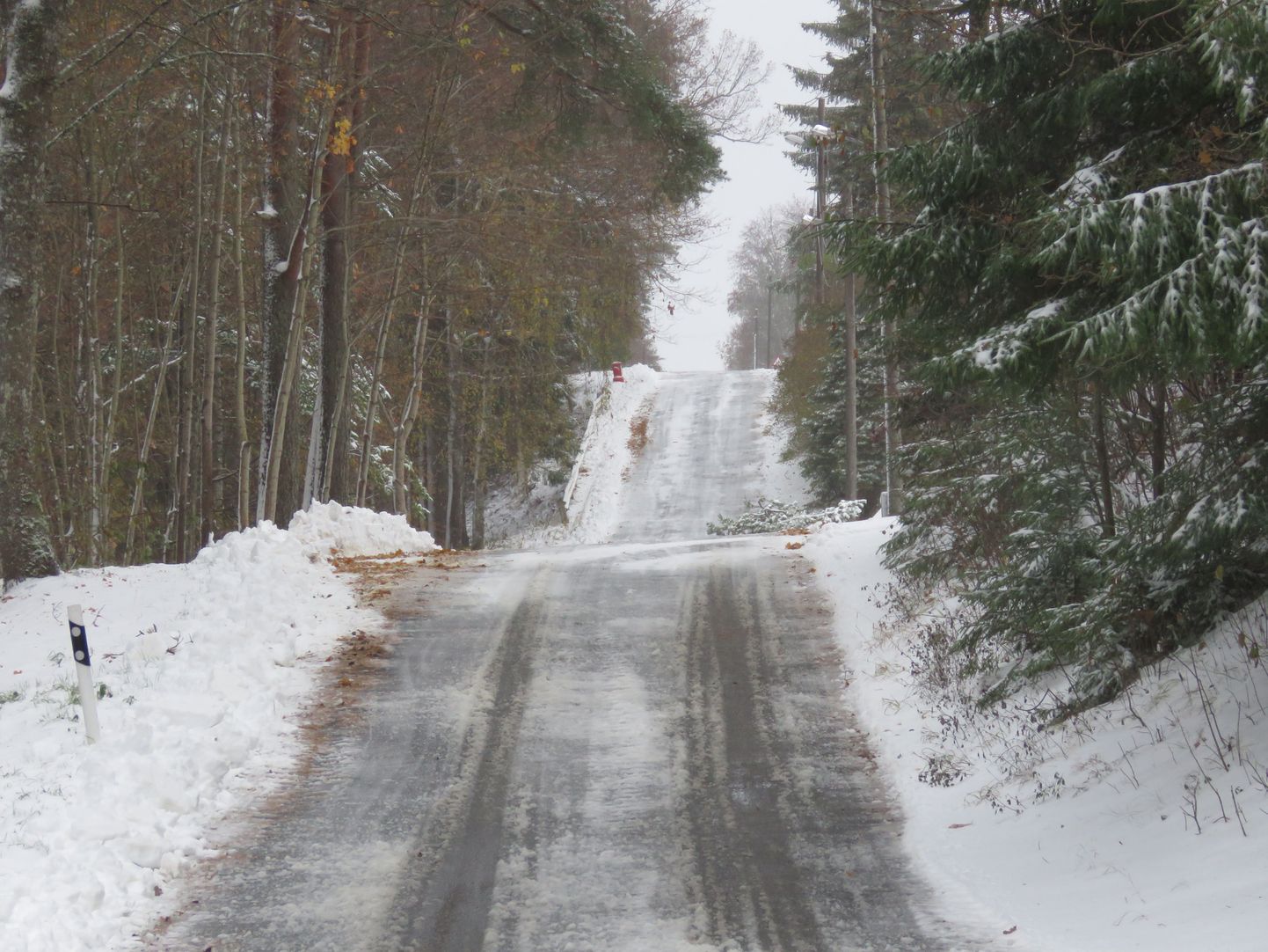 Teeolud on talvised ning teedel on libeduseoht.