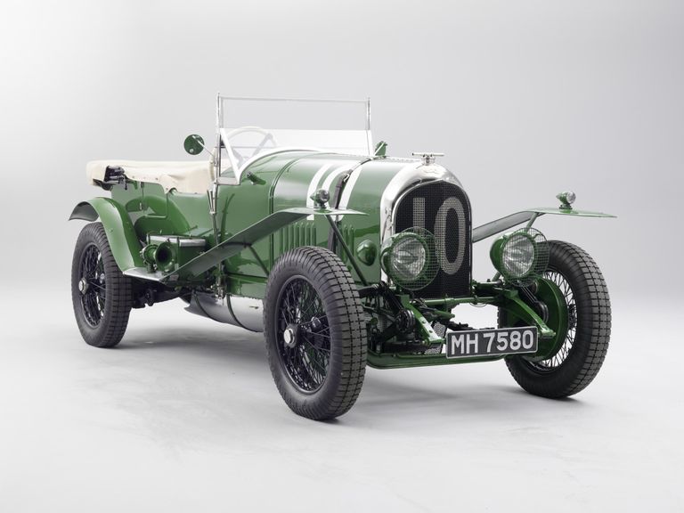 Pirmais Bentley rūpnīcas komandas sacīkšu auto Lemānā (1925). Līdz finišam auto gan netika.