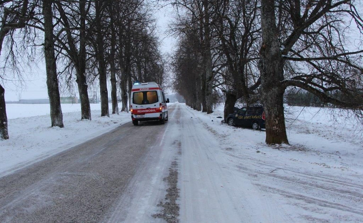 Liiklusõnnetus Tartu vallas Lähte-Kõrveküla teel. Teelt välja vastu puud sõitnud autos sai vigastada laps.