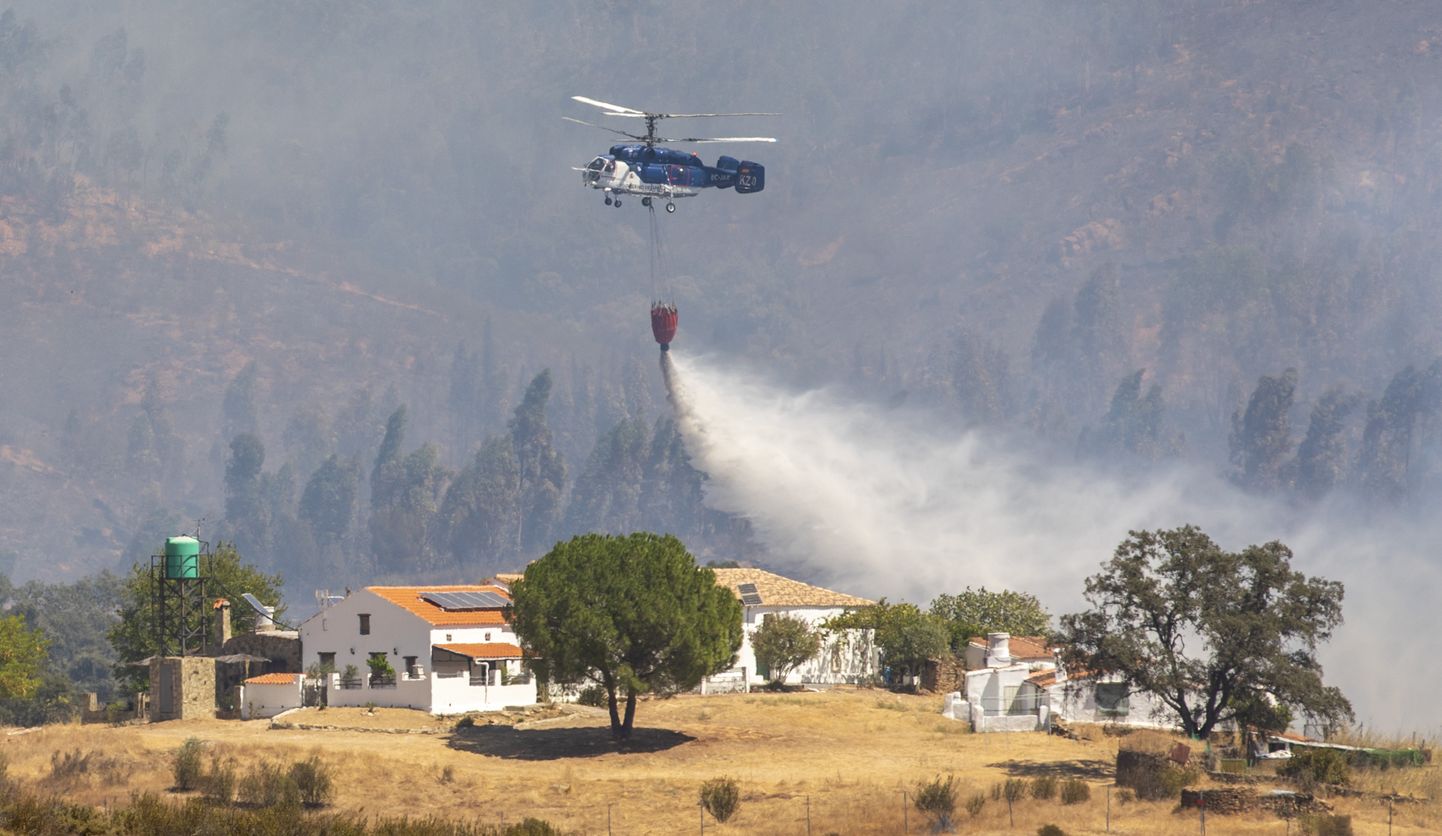 Kopter kustutamas maastikupõlengut Hispaanias Andaluusias Almonaster la Reali linna lähedal mägedes.