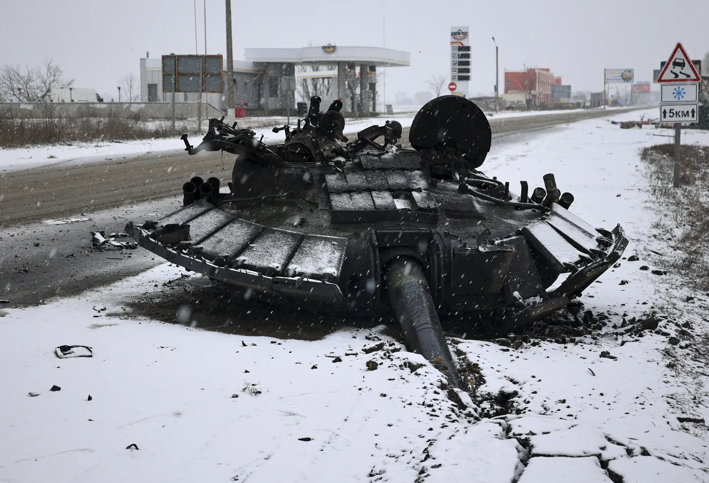 Sadeguša Krievijas tanka tornis pēc Ukrainas armijas trieciena netālu no Harkovas Ukrainā