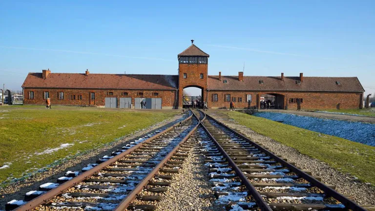 В Освенциме было убито самое большое число заключенных по сравнению с другими нацистскими концлагерями, а возможно, и в мировом масштабе