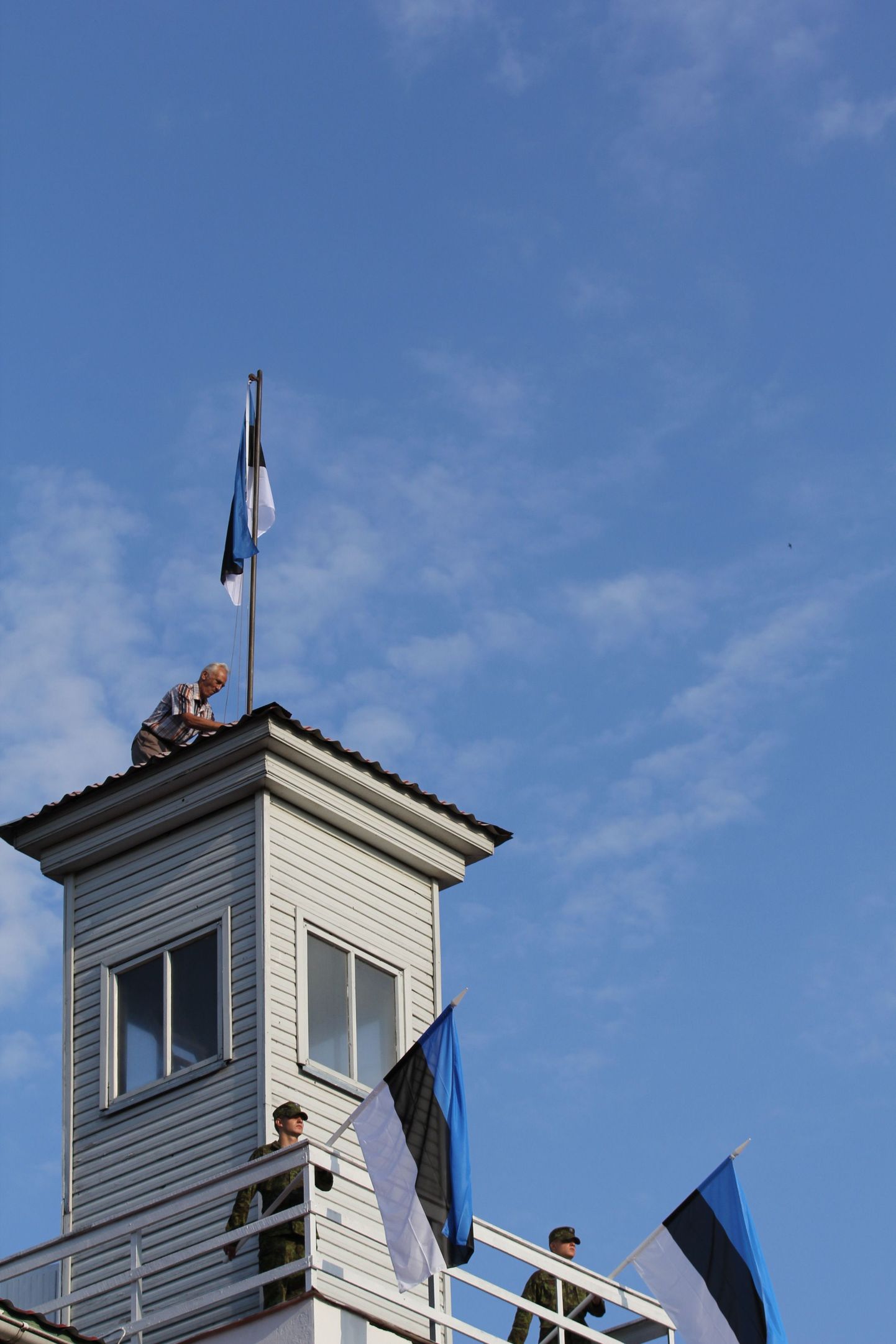 1962. aastal sooritas Olev Lõndso koos kahe kaaslasega hulljulge teo, heisates Tõrva linnavalitsuse hoone torni sinimustvalge lipu. Eile tegi ta seda taas – nüüd juba erilise austusavaldusena.