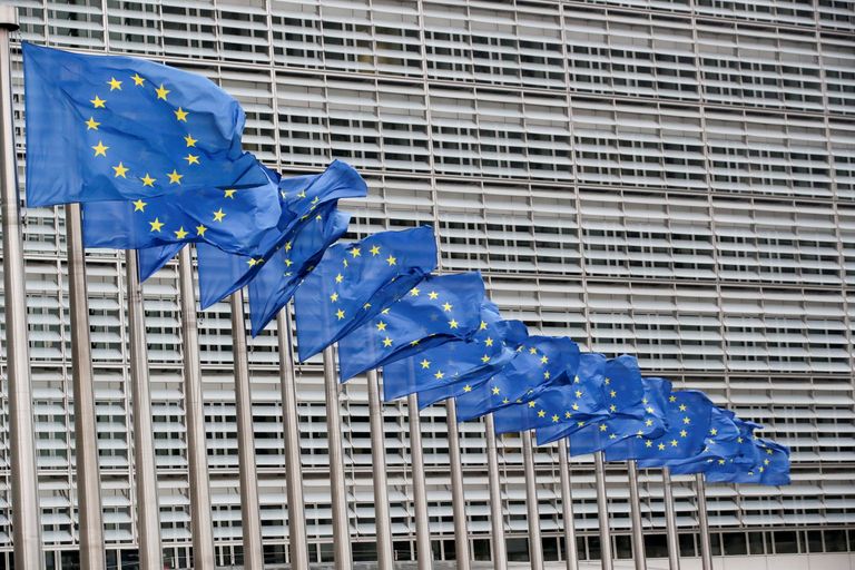 Euroopa Liidu lipud Euroopa Komisjoni ees.