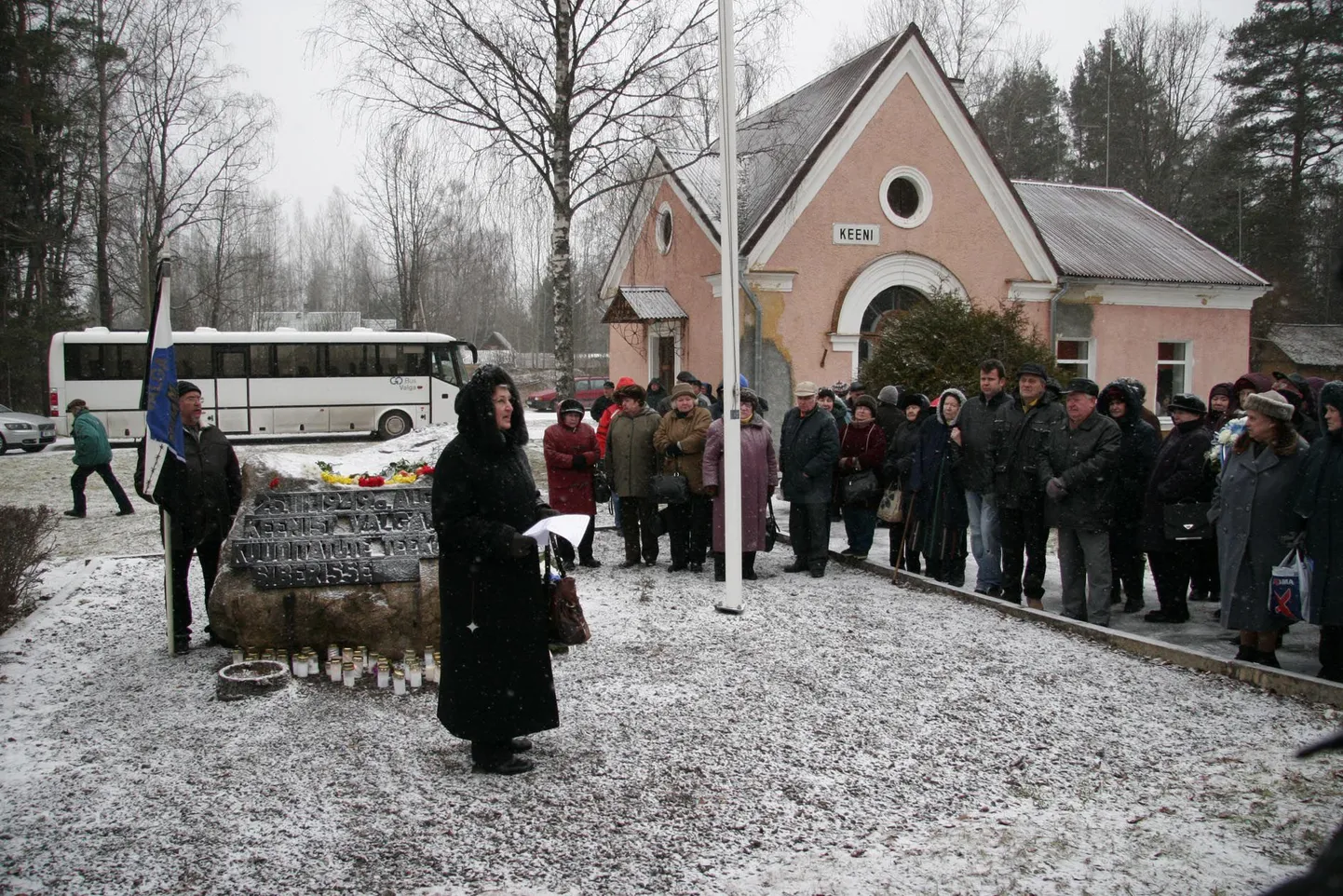 Tiiu Teesalu kõnelemas 2008. aasta mälestuskogunemisel.