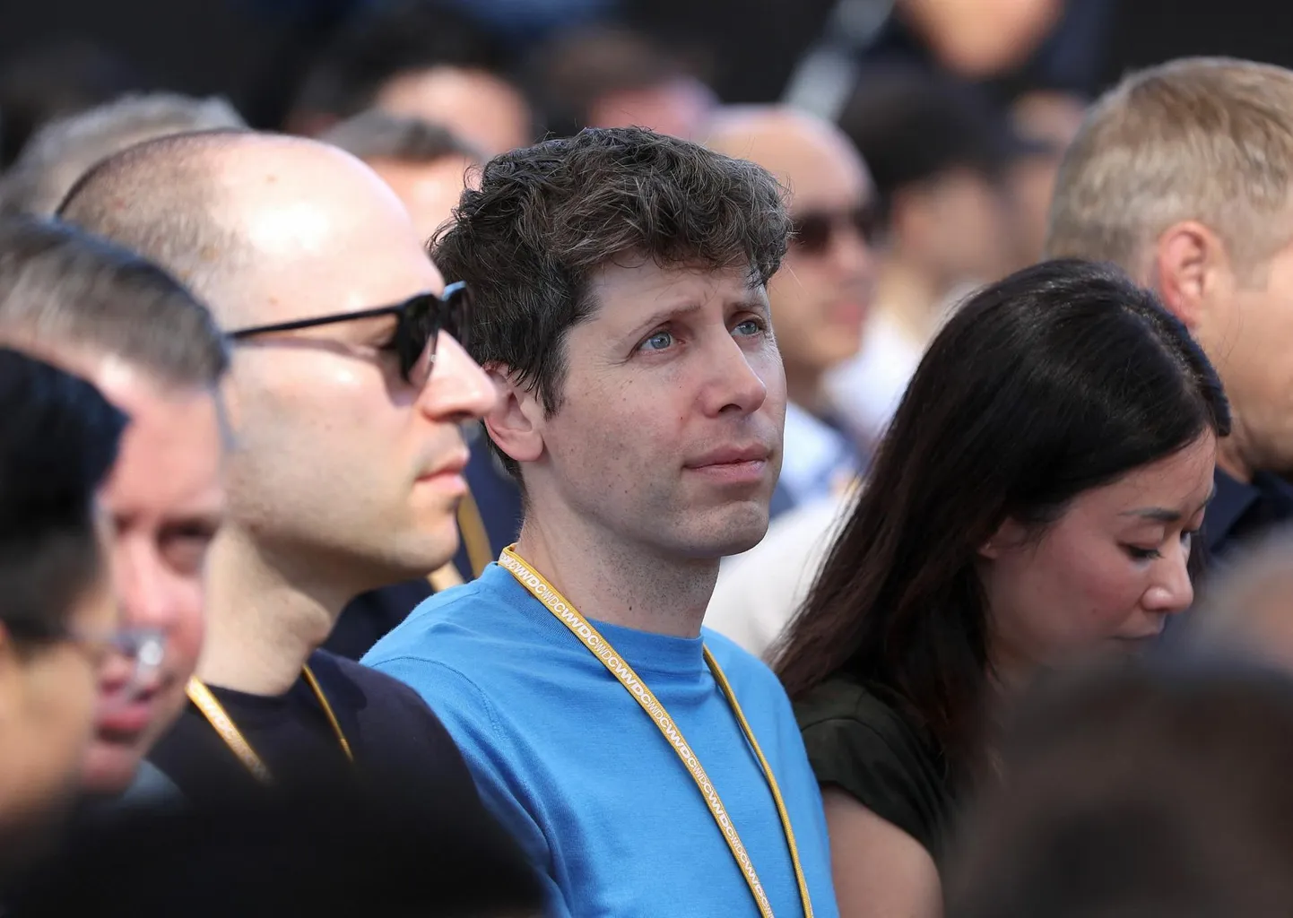 Sam Altman 10. juunil Apple’i arendajate konverentsil, kus ettevõte kuulutas, et integreerib OpenAI tarkvara Apple’i tarkvaraga. Tesla juht Elon Musk ähvardas seejärel, et keelab oma ettevõttes Apple’i toodete kasutamise.