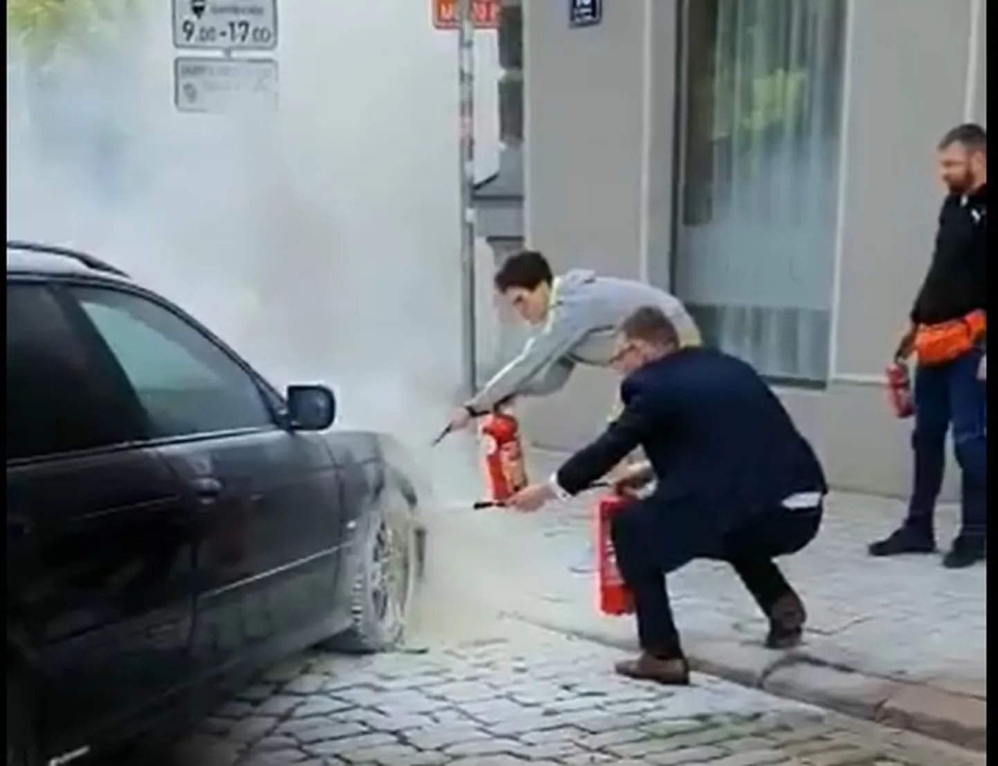 Vilnis Ķirsis dzēš degošu automašīnu