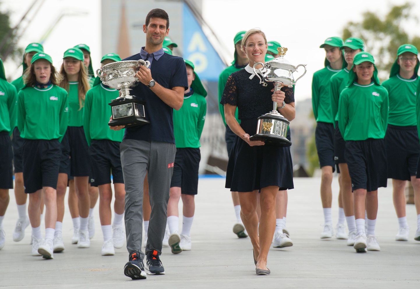 Novak Djokovic ja Angelique Kerber eelmise aasta võidukarikatega.