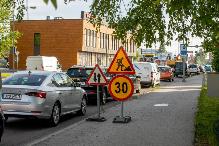 TREF Nordi Pärnu osakonna juhataja Mihkel Pilli sõnutsi on teede freesimine ja asfaltimine liiklejatele ebamugavusi põhjustanud, kuid suuremaid ummikuid on suudetud vältida.