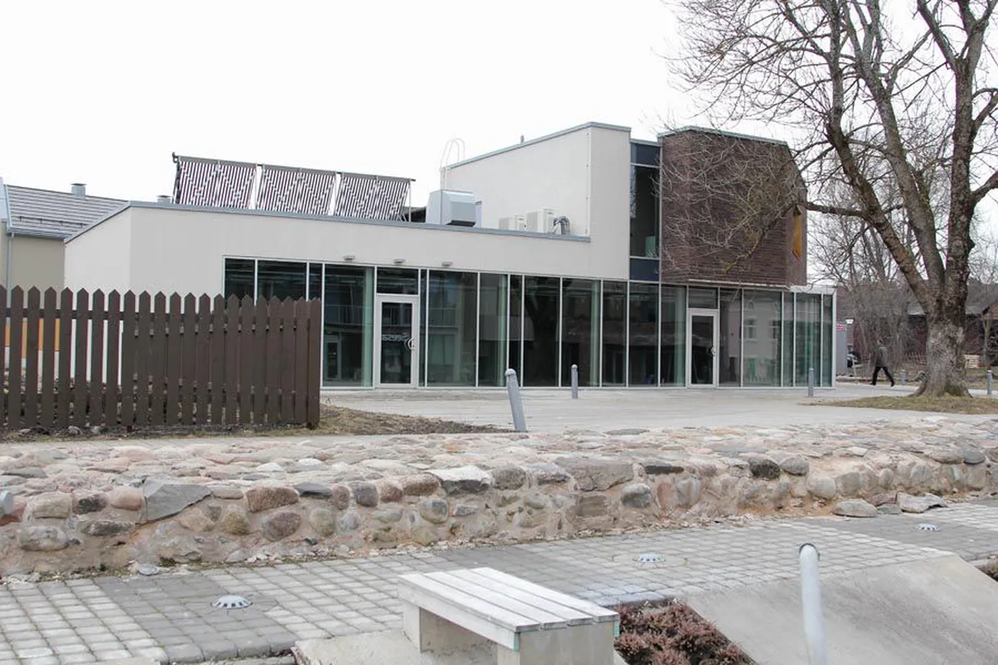 Arkaadia aia äärde jäävat maja köetakse nii päikesepatareide, õhk-vesi soojuspumba kui kaugküttega.