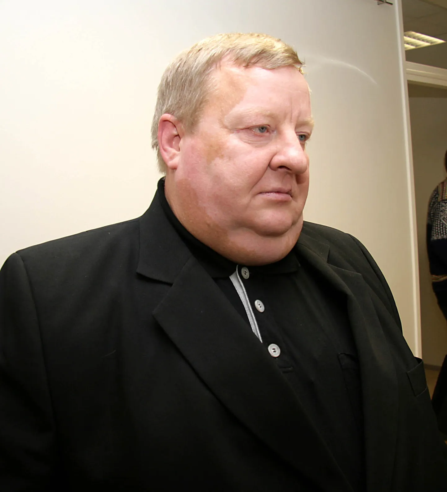 Nikolai Ossipenko ise osales viimati volikogu istungitel ligemale kaheksa aastat tagasi, kuid tema valimisliidu saadikud käivad olulisemaid küsimusi kooskõlastamas tema enda juures Peipsi ääres puhkekeskuses Suvi.
