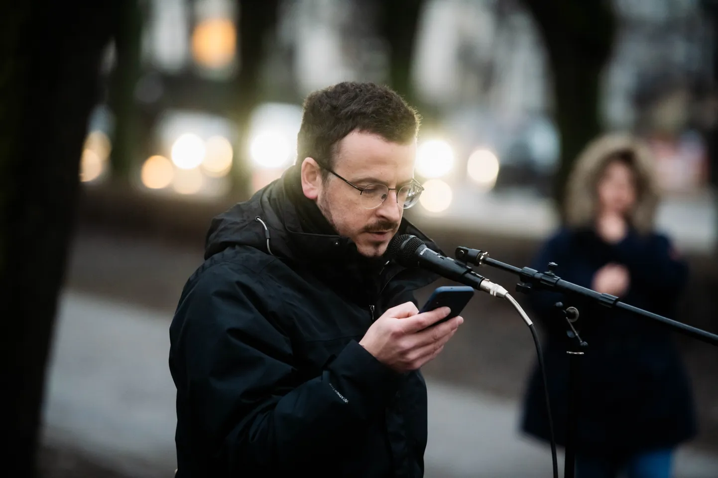 Журналист TVNET Том Трейбергс выступает напротив посольства Украины