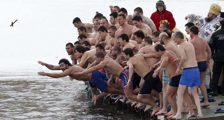 Bulgaaria. Mehed hüppavad lihavõtete ajal järve, et püüda kinni puuristi. 