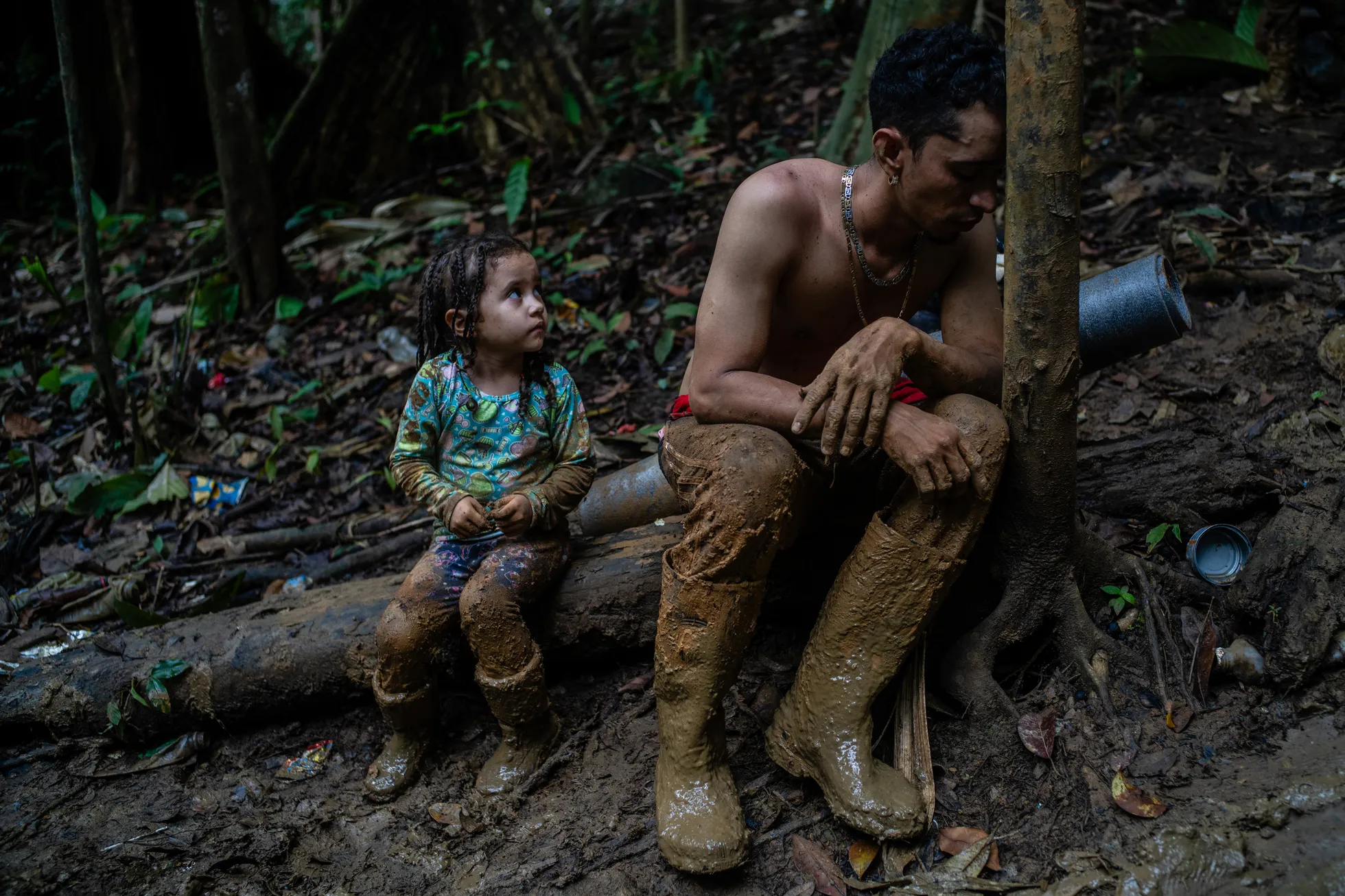 Luis Miguel Arias (28) teeb pausi oma tütre Melissa (4) kõrval, kui nad mäkke ronivad. Nad on pärit Venezuelast ja kuuluvad enam kui 250 000 migrandi hulka, kes 2022. aastal kuru ületasid. Lõuna-Ameerika, pikaajalised fotolood.